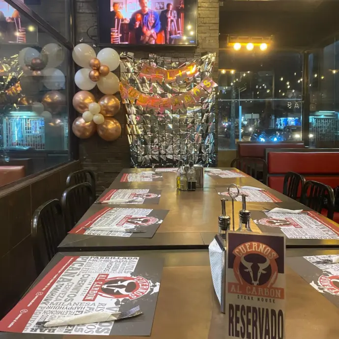 Decoracion de cumpleaños en restaurante en Guayaquil, Cuernos al Carbon