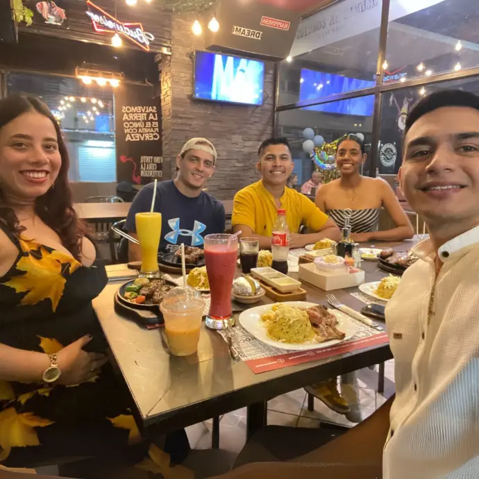 Cena de amigos en restaurante Cuernos al Carbon