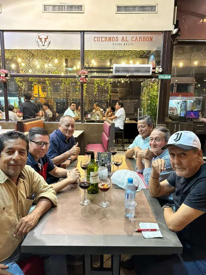 Cena de amigos en restaurante Cuernos al Carbon