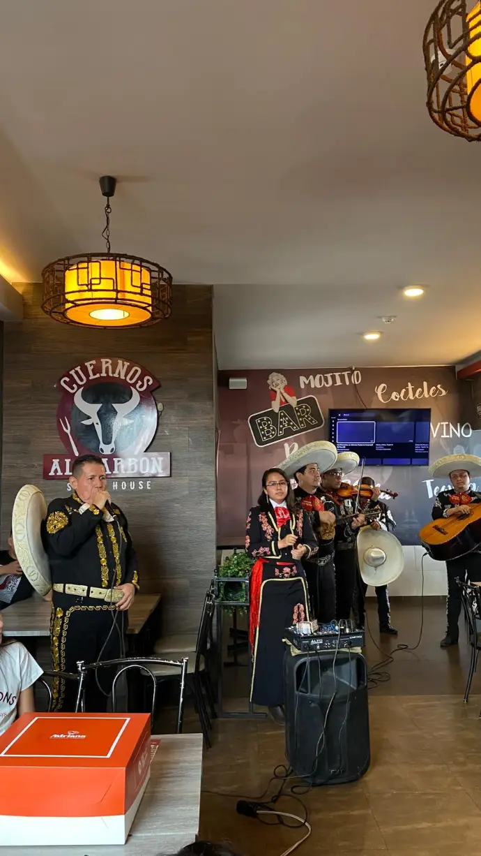 Mariachis Guayaquil en restaurante  Cuernos al Carbon