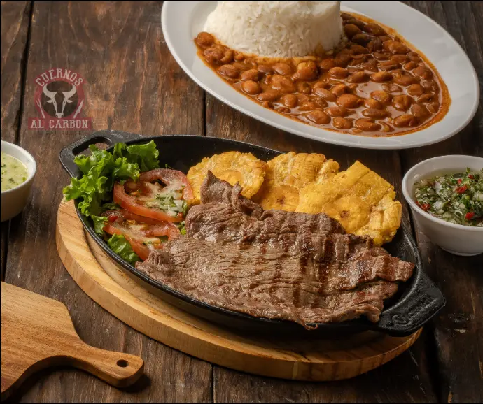 Lomo fino con arroz y menestra en Cuernos al carbon, Guayaquil