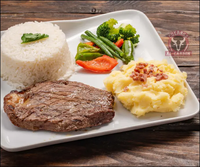 Lomo fino con puré Picaña con moros de lenteja en Cuernos al carbon, Guayaquil