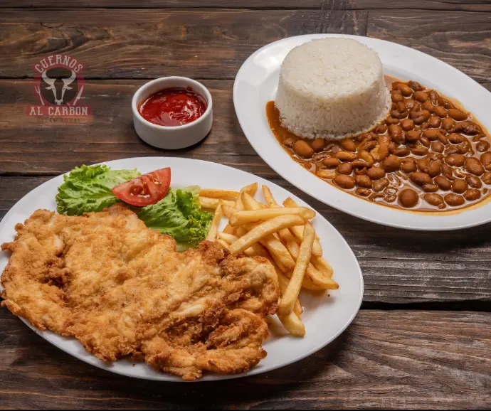Pollo apanado con arroz y menstra en Cuernos al carbon, Guayaquil