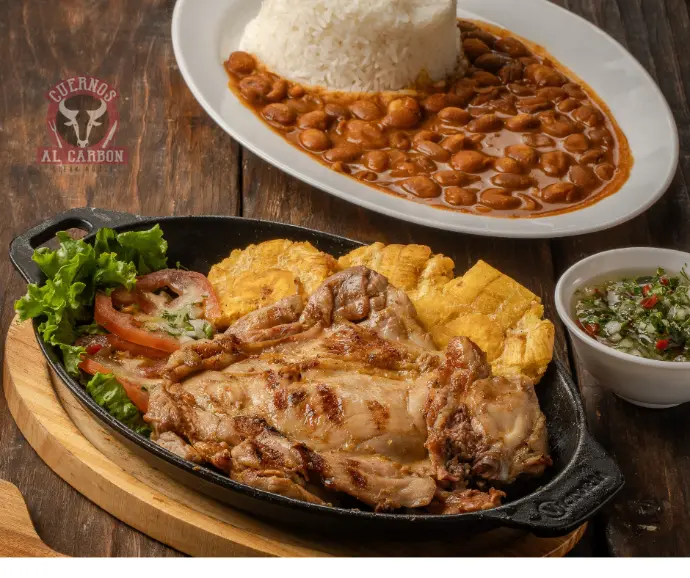 Pollo asado con patacones y arroz con menestra en Cuernos al carbon, Guayaquil