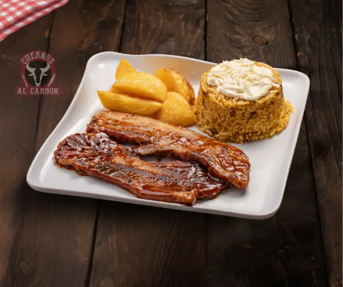 Costillas BBQ con papas fritas y moros en Cuernos al carbon, Guayaquil