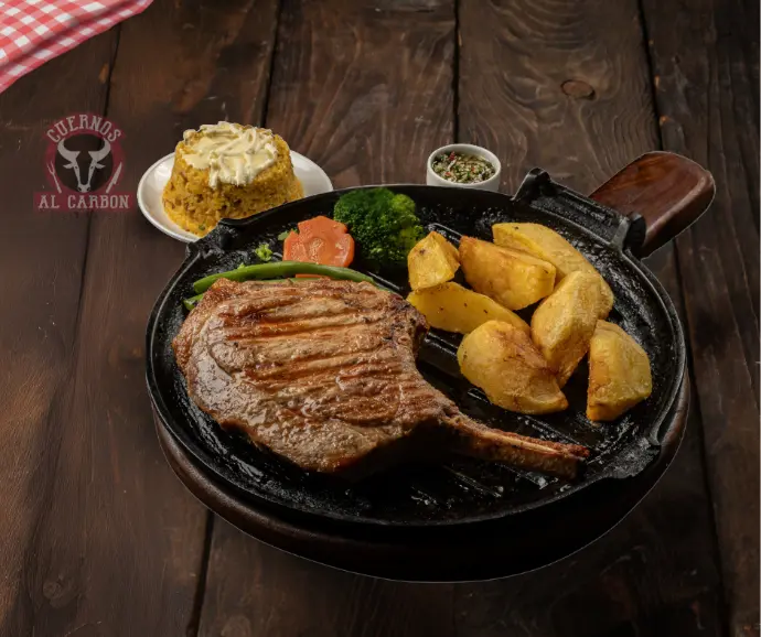 Tomahawk de Cerdo con moros en Cuernos al carbon, Guayaquil