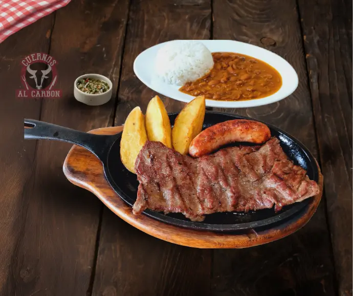 Lomo fino con chorizo argentino en Cuernos al carbon, Guayaquil
