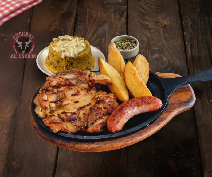 Pollo asado con moros y papas en Cuernos al carbon, Guayaquil