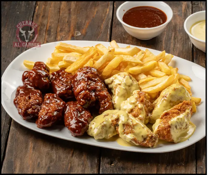 Alitas honey mustard, garlic parmensa y bbq en Cuernos al carbon, Guayaquil