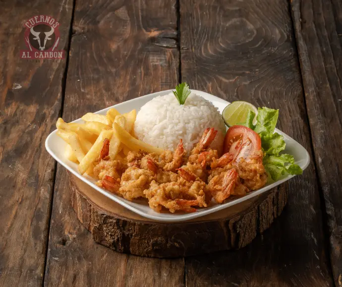 Camarones apanados con papas fritas Piqueo para compartir en Cuernos al carbon, Guayaquil