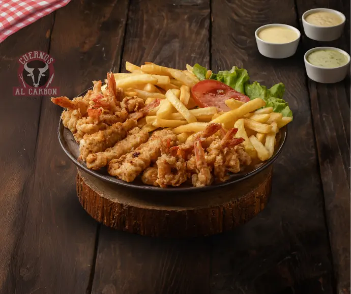 Piqueo de mariscos con papas fritas Piqueo para compartir en Cuernos al carbon, Guayaquil