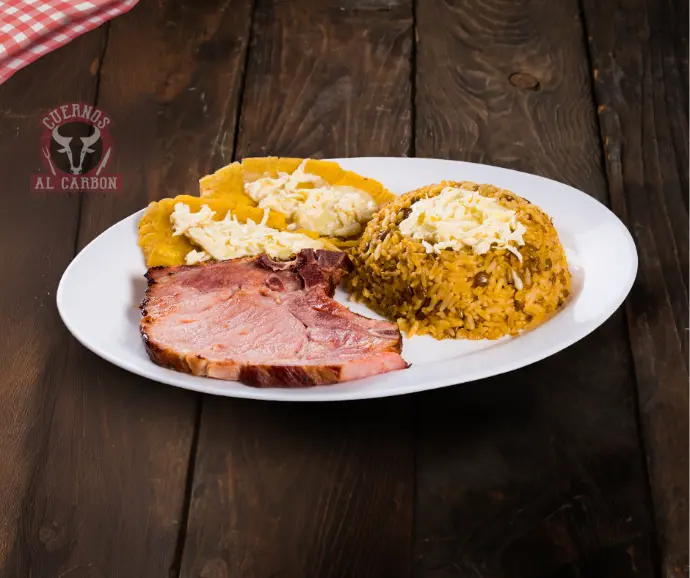 Chuleta ahumada con moros de lenteja y patacones con salsa de queso
